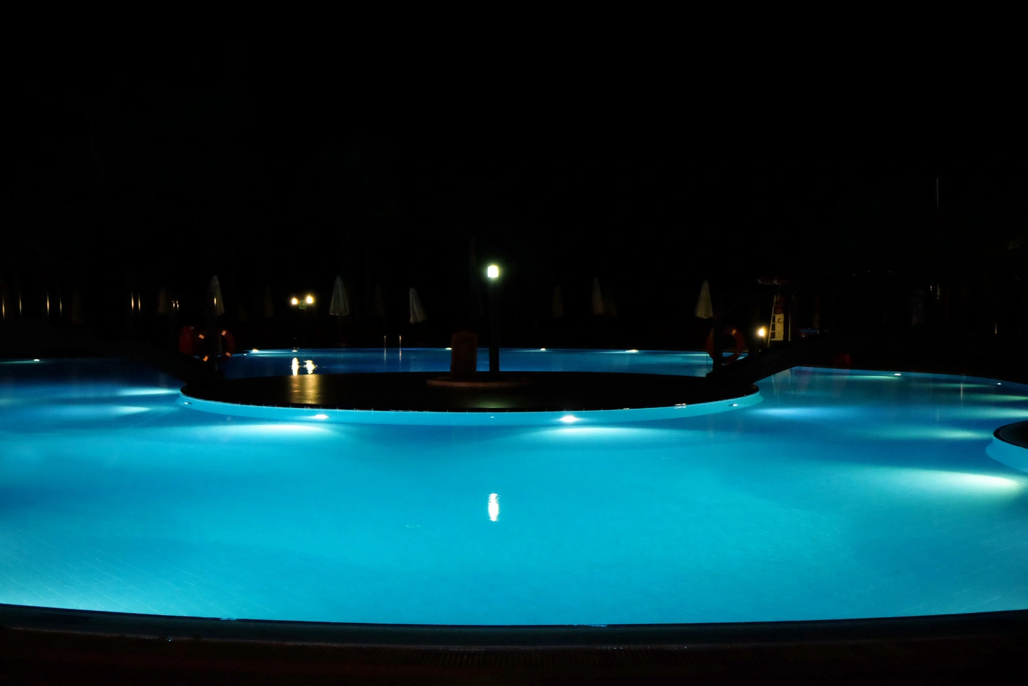 Signs Your Pool Light Fixture Has Reached the End