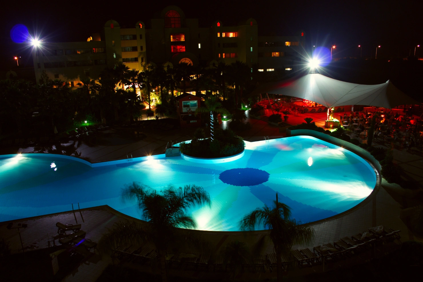 Signs Your Pool Light Fixture Has Reached the End